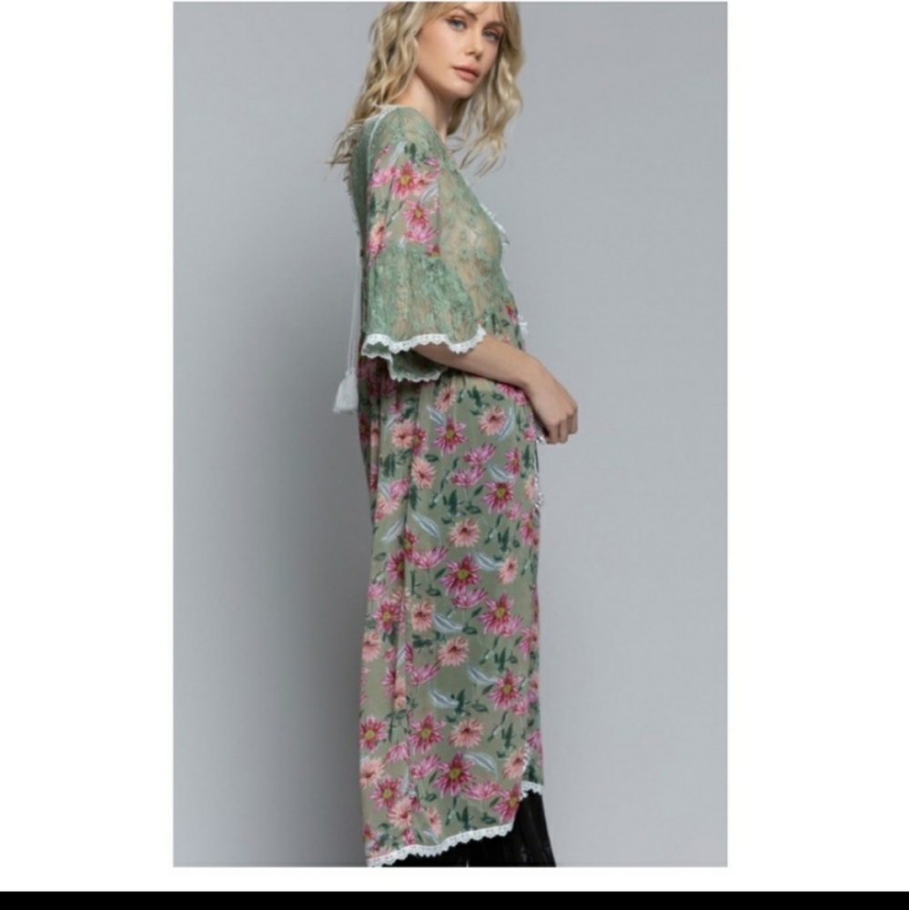Last one Women's Goddess floral and lace kimono - Picture 5 of 16